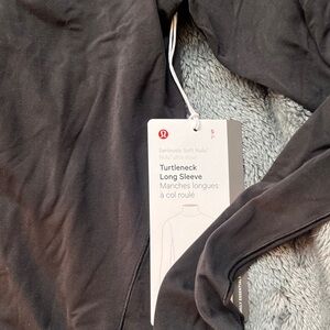 Lululemon nulu turtleneck